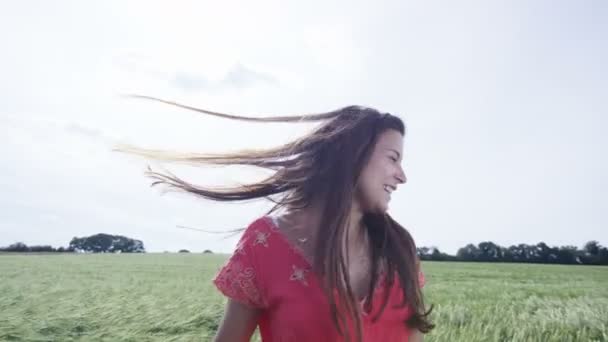 Femme marchant à travers l'herbe longue — Video