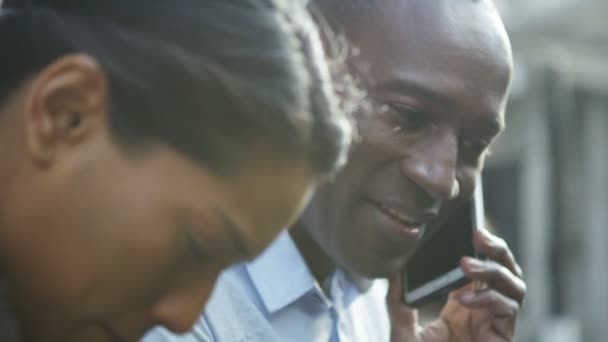 Pareja usando teléfono móvil — Vídeo de stock