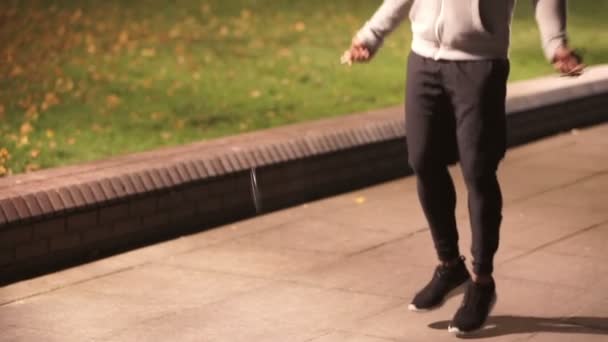 Male skipping in urban environment — Stock Video