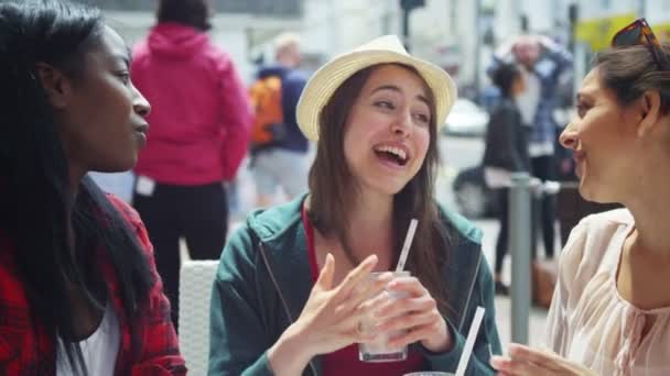 Друзья общаются в кафе на открытом воздухе — стоковое видео