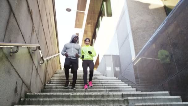 Hombre y mujer corriendo juntos — Vídeo de stock