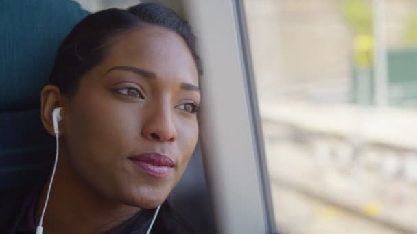Mulher com fones de ouvido relaxante na viagem de trem — Vídeo de Stock