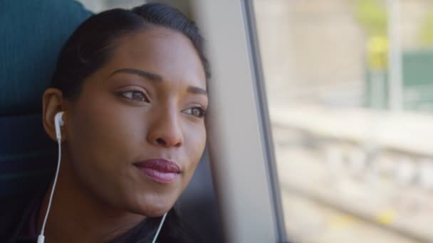 Vrouw met koptelefoon op treinreis ontspannen — Stockvideo