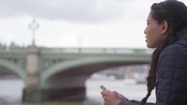 Mulher usando telefone celular — Vídeo de Stock