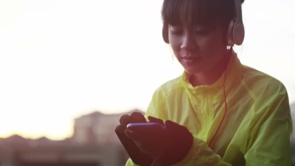 Vrouw die naar muziek luistert — Stockvideo