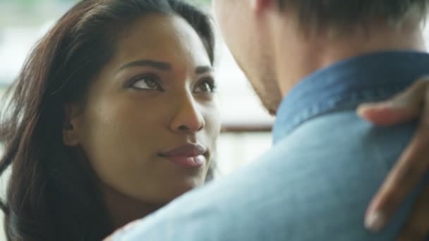 Couple regardant dans les yeux de l'autre 