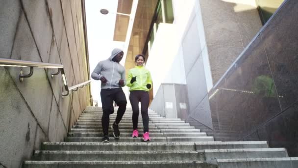 Hombre y mujer corriendo juntos — Vídeo de stock