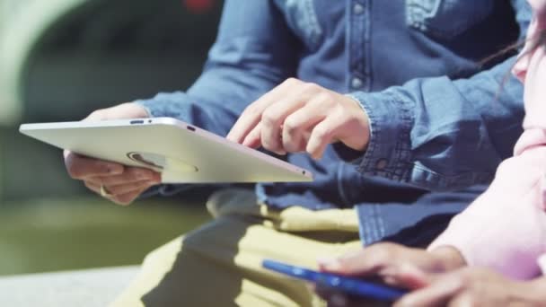 Manos del hombre y la mujer que utilizan la tecnología — Vídeos de Stock