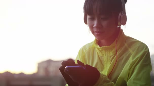 Vrouw die naar muziek luistert — Stockvideo