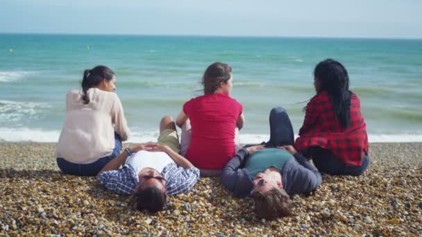 Przyjaciele wylegiwanie się na plaży — Wideo stockowe
