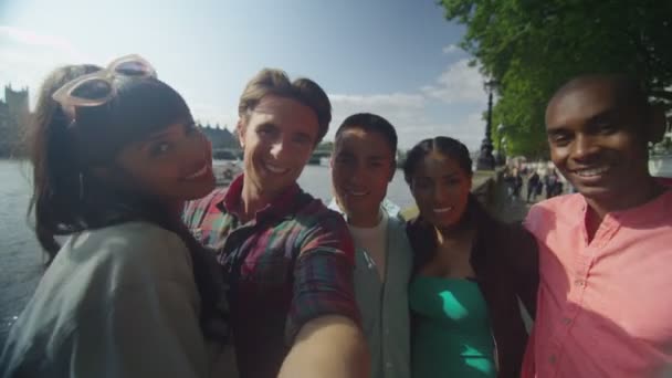 Amigos posan para tomar una selfie — Vídeos de Stock