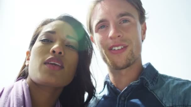 Dvojice představují pro selfie — Stock video