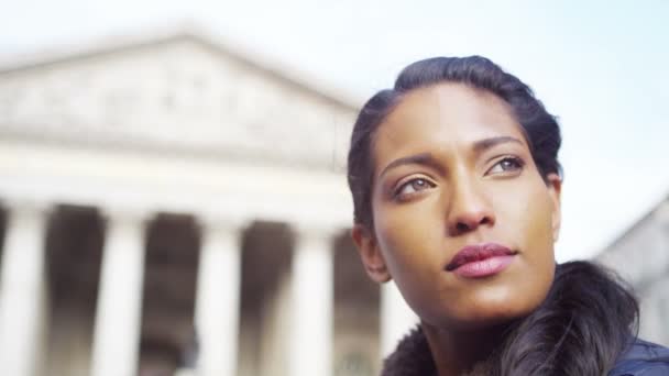 Femme sérieuse dans la ville — Video