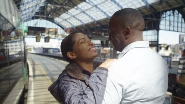 Пара прощается на железнодорожной платформе — стоковое видео