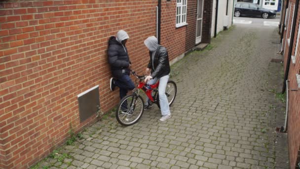 Verdächtige Personen, die einen Drogendeal durchführen — Stockvideo