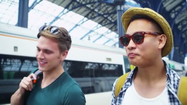 Homens que viajam na estação ferroviária — Vídeo de Stock