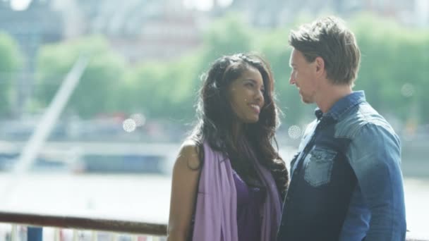 Para stojący przez Thames — Wideo stockowe