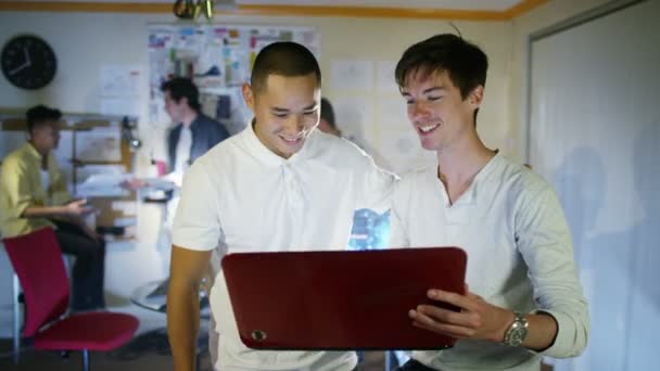 Programmeurs d'ordinateurs travaillant dans le bureau 