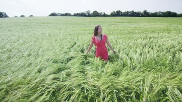 femme marchant à travers l'herbe longue  