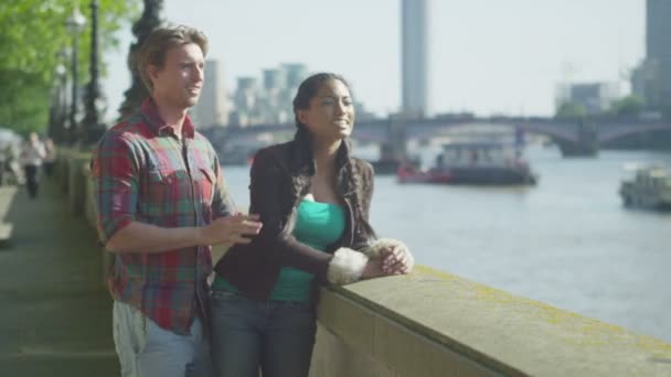 Couple  stop to look at the view of Thames — Stock Video