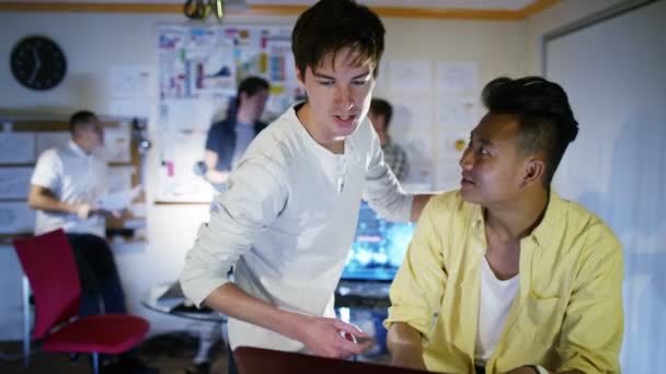 Programmeurs d'ordinateurs travaillant dans le bureau 