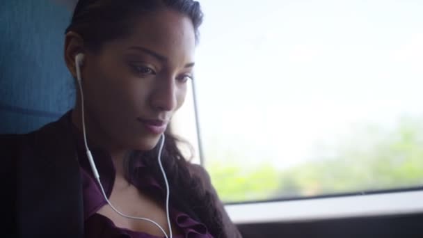 Mujer relajante con auriculares y tableta — Vídeo de stock