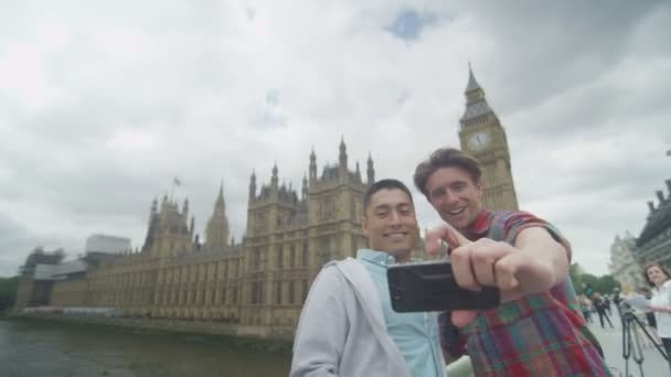 Friends pose to take a selfie — Stock Video