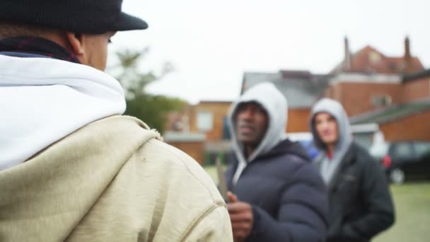Члени банди виходять на вулицю міста — стокове відео