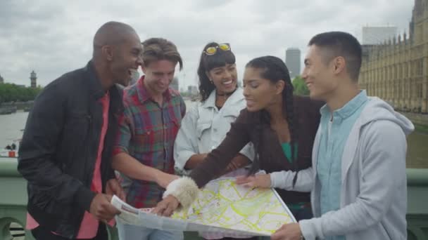 Amigos mirando el mapa de Londres — Vídeo de stock