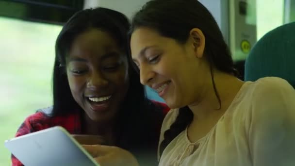 Vrouwen met behulp van computer tablet — Stockvideo