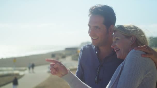 Couple at the seaside share a kiss — Stock Video