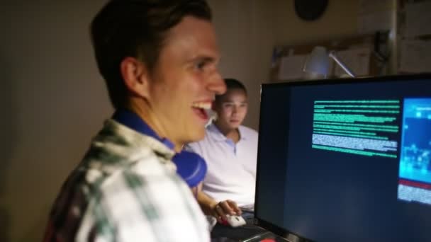 Hommes travaillant devant les ordinateurs — Video