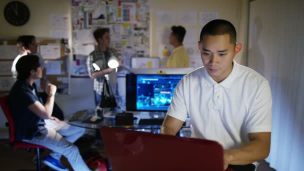 programmeur informatique travaillant dans le bureau 