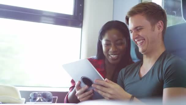 Man en vrouw met behulp van computer tablet — Stockvideo