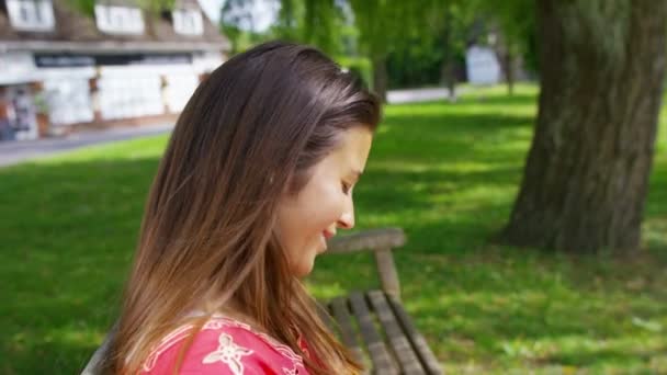 Mulher grávida relaxante no parque — Vídeo de Stock