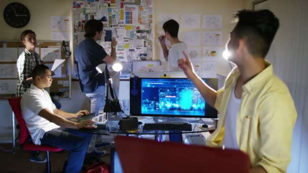 Programmeurs d'ordinateurs travaillant dans le bureau 