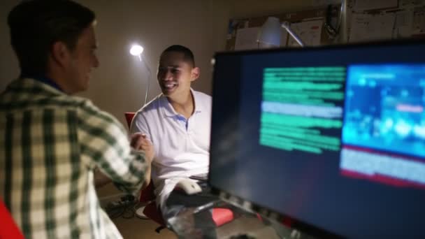 Mannen die voor computers werken — Stockvideo