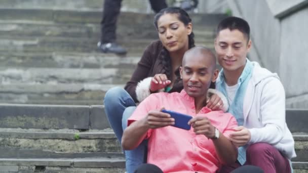 Amigos posan para tomar una selfie con smartphone — Vídeos de Stock