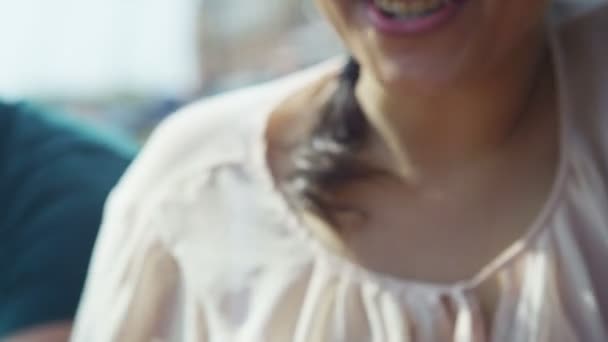 amis utilisant une tablette informatique 