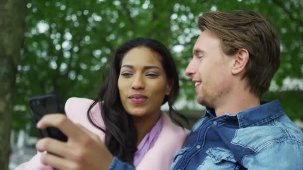 Casal posar para uma selfie — Vídeo de Stock