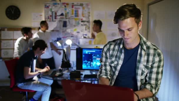 programmeur informatique travaillant dans le bureau 