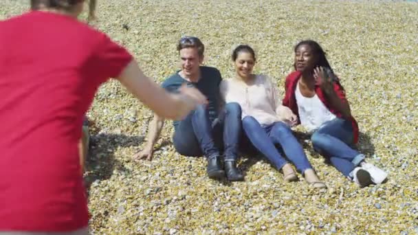 Vrienden poseren voor foto op het strand — Stockvideo