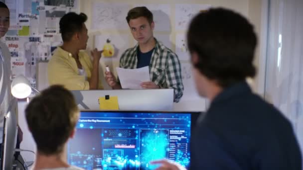 Programmeurs d'ordinateurs travaillant dans le bureau 