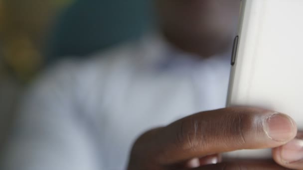 Homme d'affaires textos au téléphone 
