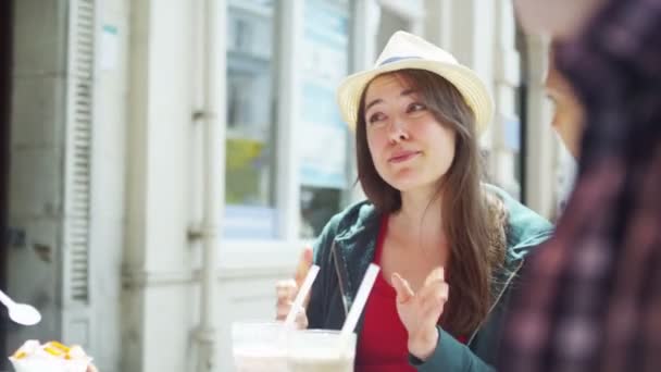 Amigos charlando en la cafetería al aire libre — Vídeos de Stock
