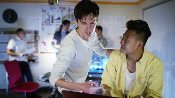 Programmeurs d'ordinateurs travaillant dans le bureau 