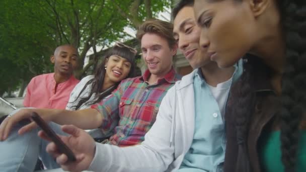 Amigos que utilizan la tecnología al aire libre — Vídeo de stock