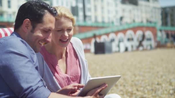 Echtpaar met computer tablet lachen — Stockvideo