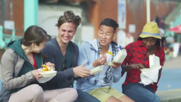 Amigos comendo batatas fritas — Vídeo de Stock