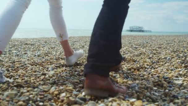 Пара прогулок вдоль пляжа — стоковое видео